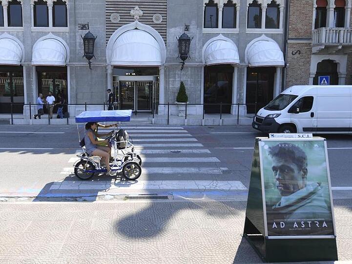 Werbung für Brad Pitts Science-Fiction-Thriller "Ad Astra" vor dem Hotel "Excelsior".