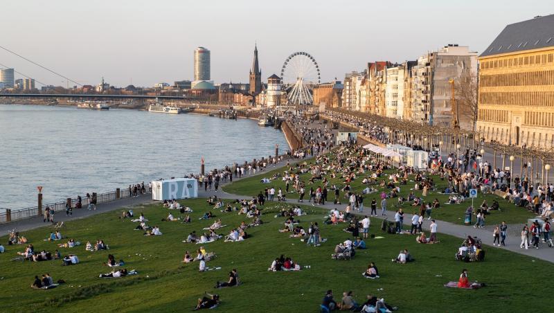 Menschen halten sich an der Rheinuferpromenade und den Rheinwiesen in Düsseldorf auf. Laut dem RKI breitet sich die sehr ansteckende Corona-Variante B.1.1.7 rasch in Deutschland aus.