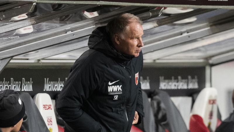 Augsburgs Sportdirektor Stefan Reuter steht vor der Trainerbank.