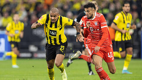 9. Spieltag der laufenden Saison: Dortmunds Donyell Malen (links) enteilt Bayern-Profi Nouassir Mazraoui.