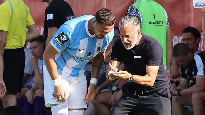 Das Runde muss ins Eckige, aber dazu müssen zuerst die Bälle zum Stürmer: Trainer Maurizio Jacobacci (re.) mit Torjäger Joel Zwarts.