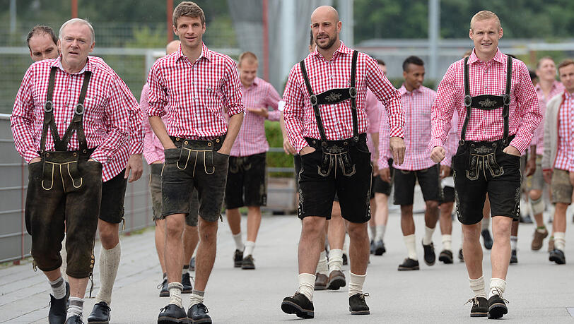 Hermann Gerland mit Thomas Müller, Ex-Bayern-Keeper Pepe Reina und dem ehemaligen Mittelfeldspieler Sebastian Rode. Hermann Gerland mit Thomas Müller, Ex-Bayern-Keeper Pepe Reina und dem ehemaligen Mittelfeldspieler Sebastian Rode.
