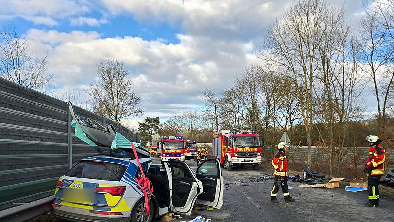 Bei einem Verkehrsunfall mit drei Fahrzeugen, darunter ein Polizeiauto, sind vier Menschen verletzt worden.