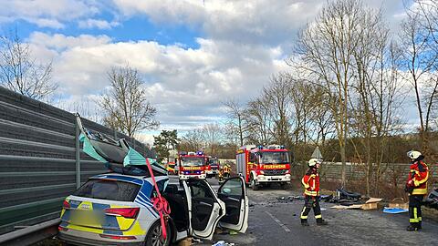 Bei einem Verkehrsunfall mit drei Fahrzeugen, darunter ein Polizeiauto, sind vier Menschen verletzt worden.