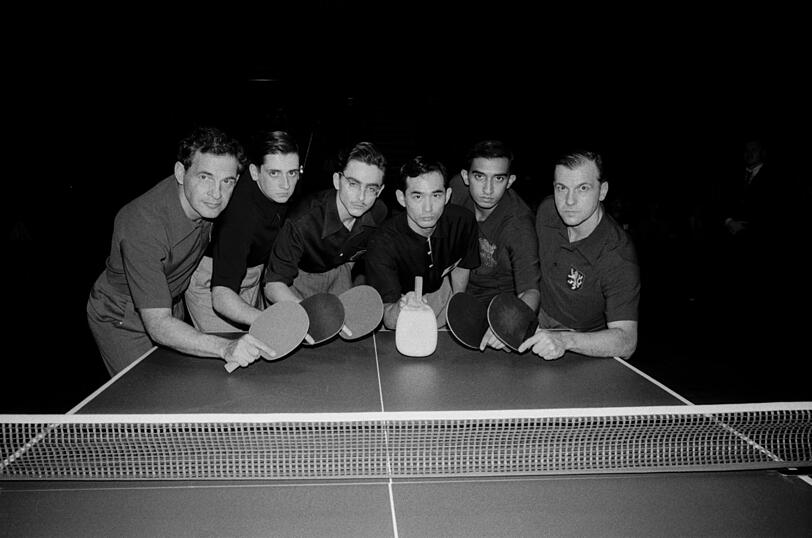 Timoth&eacute;e Chalamet (dritter von links) als Marty Mauser, neben ihm im Film sein japanischer Rivale (Koto Kawaguchi) und rechts au&szlig;en: Timo Boll.