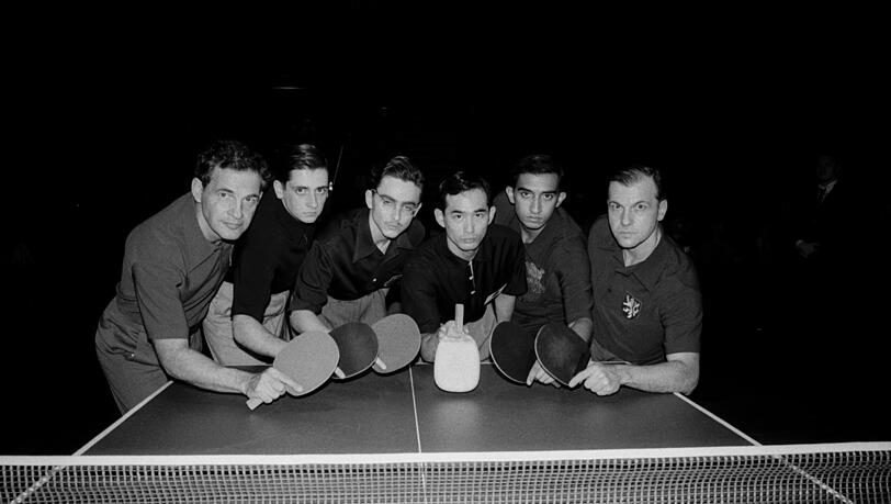 Timoth&eacute;e Chalamet (dritter von links) als Marty Mauser, neben ihm im Film sein japanischer Rivale (Koto Kawaguchi) und rechts au&szlig;en: Timo Boll.