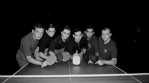 Timoth&eacute;e Chalamet (dritter von links) als Marty Mauser, neben ihm im Film sein japanischer Rivale (Koto Kawaguchi) und rechts au&szlig;en: Timo Boll.