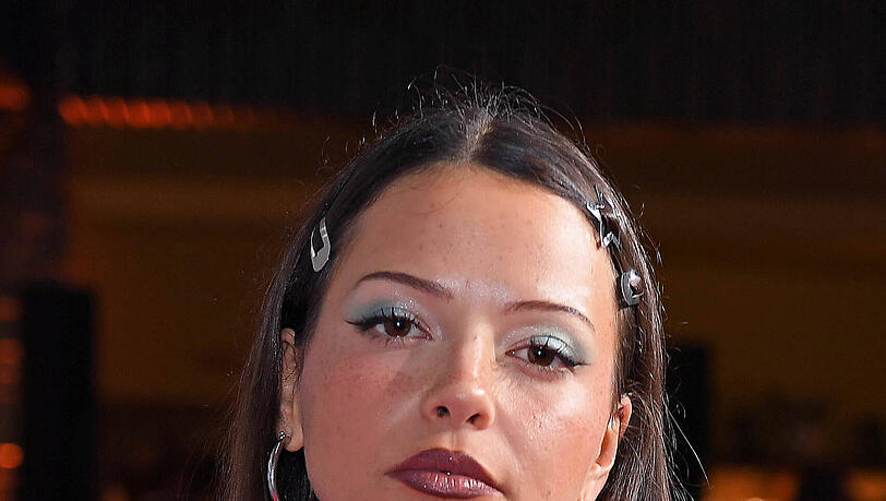 Popstar Nina Chuba ("Wildberry Lillet") stellt sich hinter Laura Wontorra und lobt ihre Moderationskünste. Popstar Nina Chuba ("Wildberry Lillet") stellt sich hinter Laura Wontorra und lobt ihre Moderationskünste.