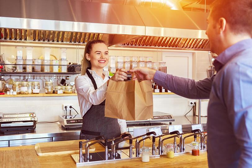 Um zu verhindern, dass wie bislang fast ein Drittel aller produzierten Lebensmittel im Müll landet, haben sich in den vergangenen Jahren einige Initiativen gebildet: Auf Internetplattformen wie Foodsharing.de geben Nutzer übrig gebliebene Nahrungsmittel (etwa vor einem längeren Urlaub) gratis ab. Gastronomen können über Apps wie "Too Good To Go" übrig gebliebene Gerichte am Abend zu einem geringen Preis verkaufen. Um zu verhindern, dass wie bislang fast ein Drittel aller produzierten Lebensmittel im Müll landet, haben sich in den vergangenen Jahren einige Initiativen gebildet: Auf Internetplattformen wie Foodsharing.de geben Nutzer übrig gebliebene Nahrungsmittel (etwa vor einem längeren Urlaub) gratis ab. Gastronomen können über Apps wie "Too Good To Go" übrig gebliebene Gerichte am Abend zu einem geringen Preis verkaufen.