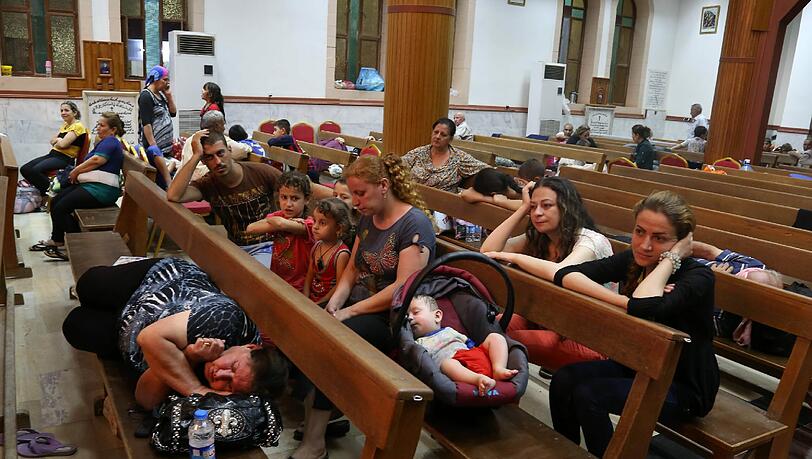 Christen suchen Schutz in einer irakischen Kirche. Die Terrormiliz "Islamischer Staat" macht Jagd auf sie. Christen suchen Schutz in einer irakischen Kirche. Die Terrormiliz "Islamischer Staat" macht Jagd auf sie.