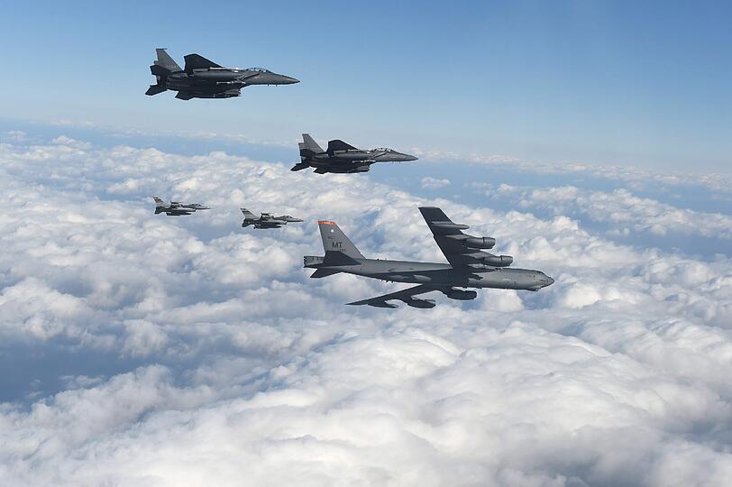 ...währenddessen die USA zusammen mit ihrem Verbündeten Südkorea B52-Bomber an der Grenze zu Nordkorea fliegen lassen.