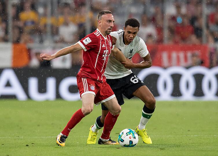 FRANCK RIBERY: NOTE 3.
Kehrte nach seiner Verletzungspause (Fleischwunde) auf den Platz zurück. Musste viel einstecken. Noch der gefährlichste Spieler, der harmlosen Bayern-Offensive.