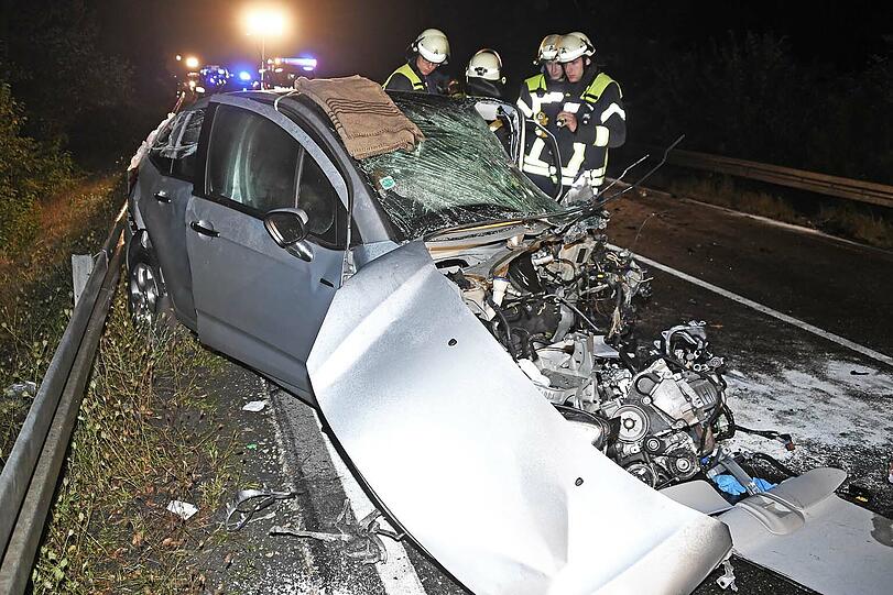 Trümmerfeld auf der Staatsstraße 2580: Der Bergungseinsatz dauerte zwei Stunden.