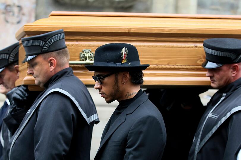 Lewis Hamilton (M), Rennfahrer, geht neben dem Sarg der verstorbenen Motorsport-Legende Niki Lauda vor dem Stephansdom.