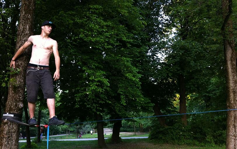 Los geht's. Alex (19) bei seinen Gehversuchen auf dem Seil...