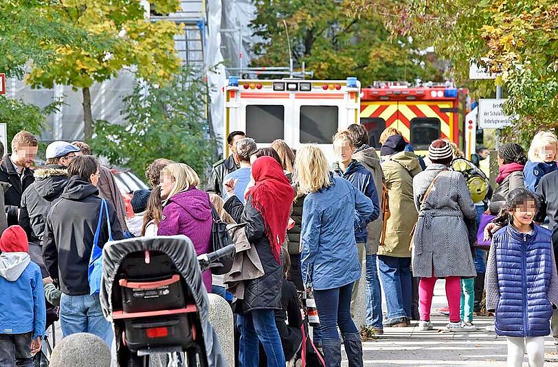 Alle raus! Eltern und Kinder vor der Schule in Neuhausen.