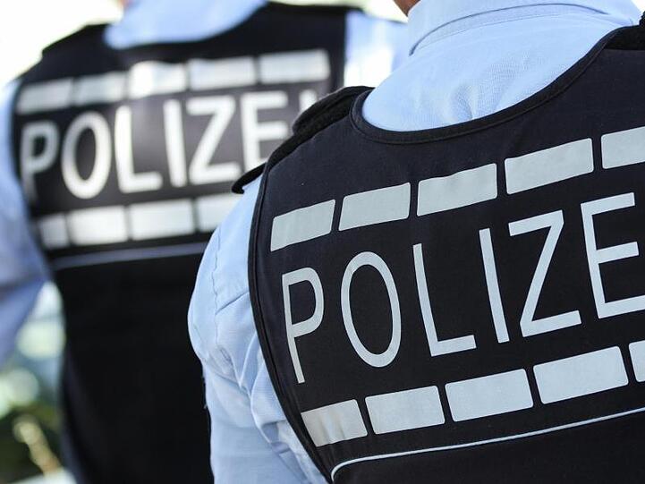 In Westen gekleidete Polizisten. Foto: Silas Stein/dpa