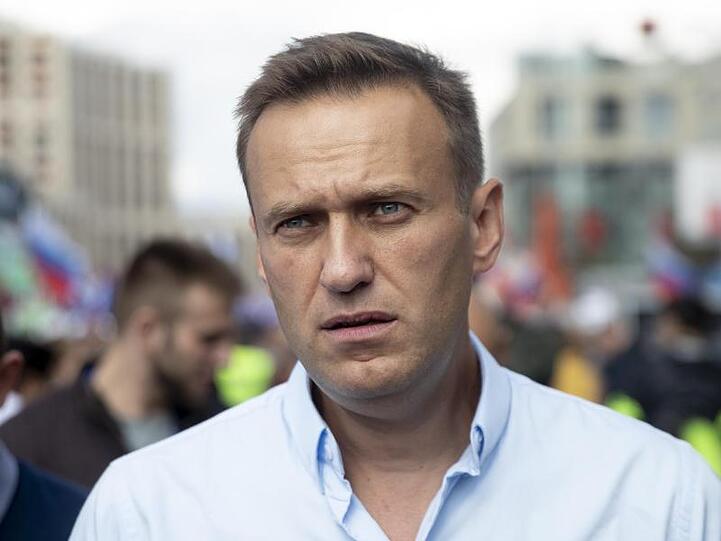 Kremlkritiker Alexej Nawalny soll nach einer möglicher Vergiftung in Berlin behandelt werden.