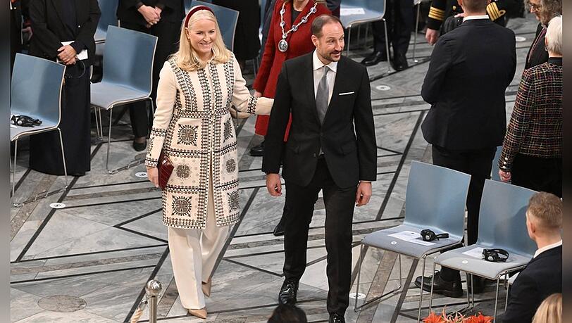Kronprinzessin Mette-Marit und Kronprinz Haakon bei der Nobelpreis-Verleihung am 10. Dezember 2024 in Oslo.