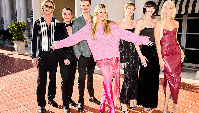 Heidi Klum mit dem aktuellen Cast von GNTM 2025. Heidi Klum mit dem aktuellen Cast von GNTM 2025.