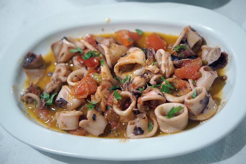 Calamari können auf viele verschiedene Art zubereitet werden. Auch in Griechenland sind frittierte Tintenfischringe sehr beliebt und schmecken köstlich mit Zitrone und Tsatsiki. Doch gegrillter oder gekochter Tintenfisch ist die gesündere und auch kalorienärmere Variante. Ein leckeres Gericht wird aus den Meerestieren mit Tomaten, Wein, Knoblauch und Petersilie gekocht. Calamari können auf viele verschiedene Art zubereitet werden. Auch in Griechenland sind frittierte Tintenfischringe sehr beliebt und schmecken köstlich mit Zitrone und Tsatsiki. Doch gegrillter oder gekochter Tintenfisch ist die gesündere und auch kalorienärmere Variante. Ein leckeres Gericht wird aus den Meerestieren mit Tomaten, Wein, Knoblauch und Petersilie gekocht.