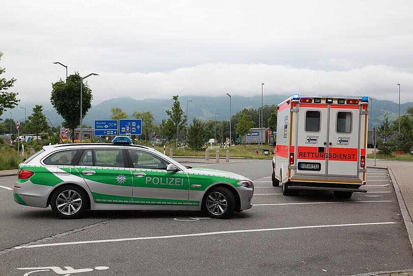 Schwerer Unfall an der Rastanlage Inntal: Ein Lkw raste in eine Zapfanlage.