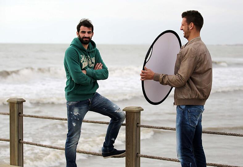 Kollege Guillermo Vallori betätigt sich als Assistent und hält den Reflektor.