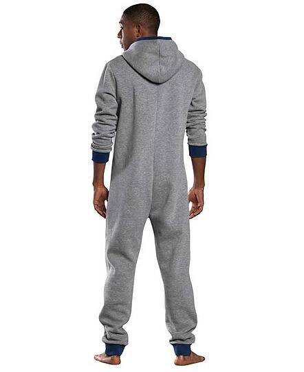 Couch-Mode: Wer mag, kann jetzt in ein FC-Bayern-Jumpsuit hüpfen. David Alaba präsentiert das trendy Teil für den Rekordmeister.