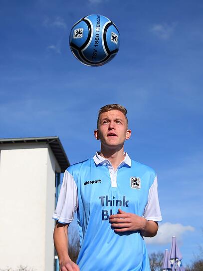 Hier wird Jannik Bandowski am Trainingsgelände des TSV 1860 vorgestellt.