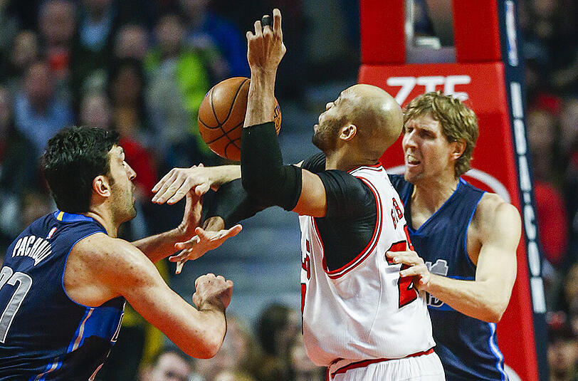 Dirk Nowitzki (r.) konnte sich mit seinen Dallas Mavericks bei den Chicago Bulls durchsetzen.