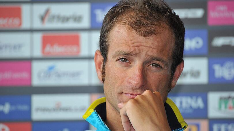 Der italienische Radprofi Michele Scarponi von Team Astana sitzt am 07.05.2014 während einer Pressekonferenz des 2014 Giro d'Italia Radrennens in der Waterfront Hall in Belfast, Nordirland. Der Italienische Radrennprofi war am 22.04.2017 während des Trainings tödlich verunglückt.