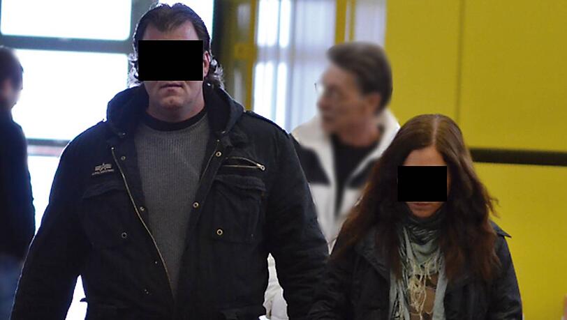Die ehemalige Justizvollzugsbeamtin Ulrike V. (24) auf dem Weg ins Münchner Schöffengericht. Die ehemalige Justizvollzugsbeamtin Ulrike V. (24) auf dem Weg ins Münchner Schöffengericht.