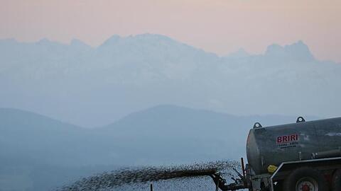 Ein Landwirt düngt auf dem Auerberg vor dem Panorama der Alpen eine Wiese mit Gülle. Foto: Karl-Josef Hildenbrand/dpa/Archivbild