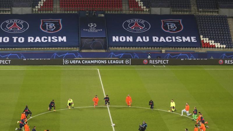 Die Spieler beider Teams und die Schiedsrichter beim Kniefall auf dem Platz als Zeichen der Unterstützung der Black Lives Matter-Bewegung.