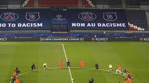 Die Spieler beider Teams und die Schiedsrichter beim Kniefall auf dem Platz als Zeichen der Unterstützung der Black Lives Matter-Bewegung.