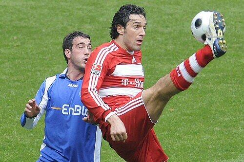 Luca Toni (r.) mit KSC-Profi Massimilian Pocello