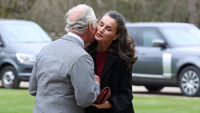 Prinz Charles gab Königin Letizia zur Begrüßung einen Kuss auf die Wange.