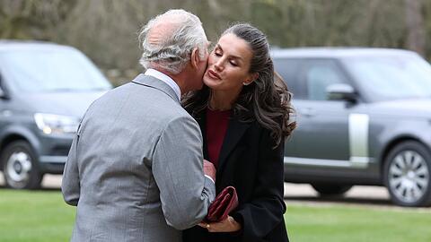 Prinz Charles gab Königin Letizia zur Begrüßung einen Kuss auf die Wange.