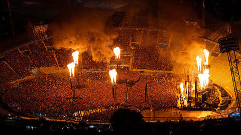 Zehntausende Zuschauer verfolgten das Konzert der Band Rammstein im Münchner Olympiastadion.