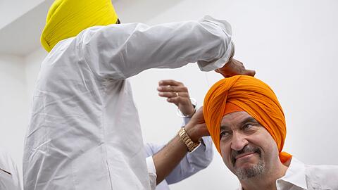 Beim Auslandsbesuch in Indien lässt sich Söder einen Turban anlegen - ein perfektes Fotomotiv für die sozialen Netzwerke. (Archivbild)