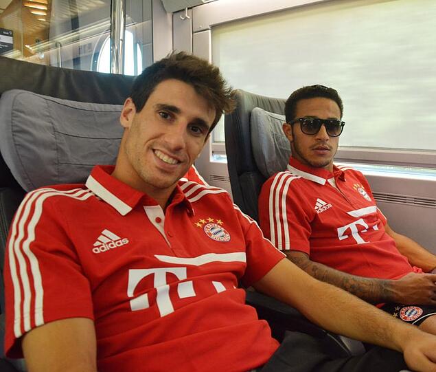 Der FC Bayern schreibt: .@Javi8martinez and @Thi_Alcantara91 enjoying the train ride. (Javi Martinez und Thiago Alcántara genießen die Zugfahrt)