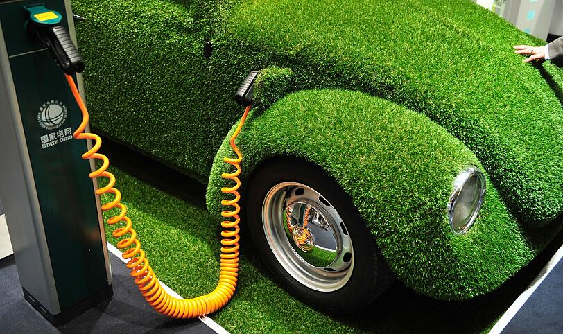 Auch dieser grüne Käfer tankt Strom. Damit bald mehr Elektroautos in München fahren, wollen CSU und SPD das Netz an Ladestationen ausbauen.