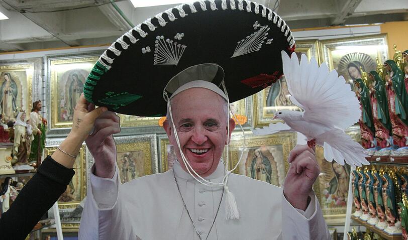 Macht der Papst jetzt auf Mariachi? Nein, aber er schmückt sich mit einem traditionellen Hut während seiner Mexiko-Reise.