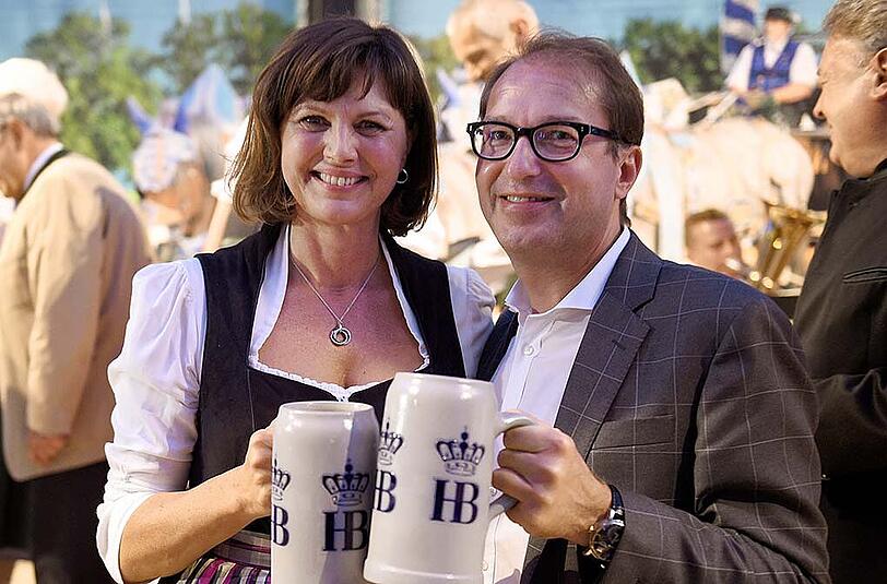 In der Bayrischen Landesvertretung in Berlin fand am Mittwoch der traditionelle Berliner Auftakt zum Münchner Oktoberfest statt. Vor Ort waren unter anderem Volker Kauder, Ilse Aigner und Alexander Dobrindt. Die Bilder.