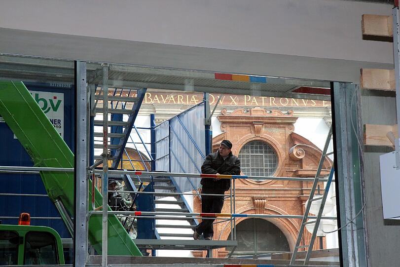 Durch die Fensterfronten haben Kunden später freien Blick auf die Michaelskirche &ndash; und hintenraus auf den grünen Innenhof.