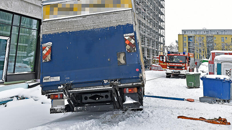 Der Lkw rutschte nach links ab - beinahe wäre das Fahrzeug in der Baugrube gelandet.