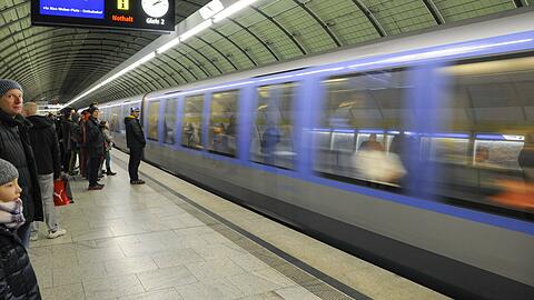 Einfahrende U-Bahn am Odeonsplatz: Im Abschnitt Odeonsplatz – Marienplatz – Sendlinger Tor – Goetheplatz fährt an zwei Wochenenden ein Pendelzug im 15-Minuten-Takt. (Archivbild)
