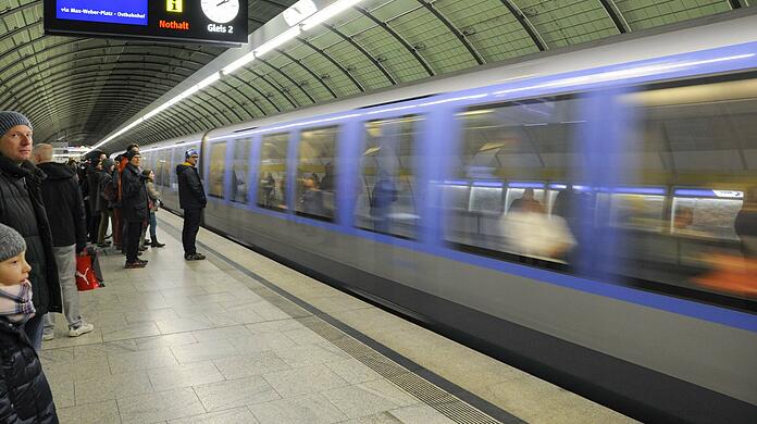 Am U-Bahnhof Odeonsplatz schlugen die Männer auf ihr Opfer ein. (Archivbild)
