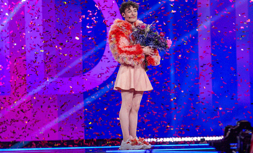 Nemo aus der Schweiz jubelt nach dem Gewinn im Finale des Eurovision Song Contest (ESC) 2024 mit seinem Titel "The Code".