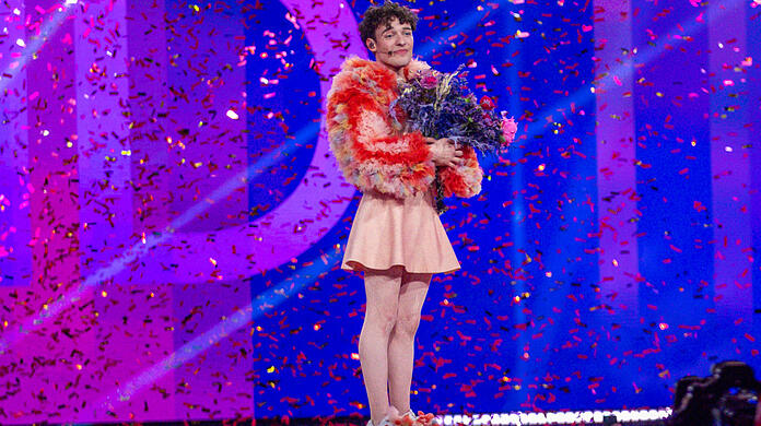 Nemo aus der Schweiz jubelt nach dem Gewinn im Finale des Eurovision Song Contest (ESC) 2024 mit seinem Titel "The Code".